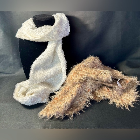 🧣🧣2 Scarfs🧣🧣 - Picture 1 of 4
